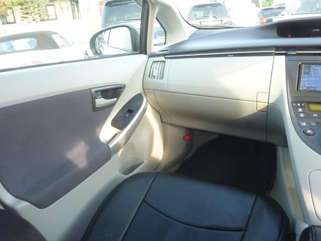 プリウス Ｓ　ＬＥＤエディション　ＨＶバッテリー測定検査済み　ドラレコ　ＢＬＵＥＴＯＯＴＨ　バックカメラ　ＥＴＣ　フルセグ　新品黒革調シートカバー＆ハンドルカバー　ＬＥＤヘッドライト　スマートキー×２　１５ＡＷ　実走行５８，２３２ｋｍ（49枚目）