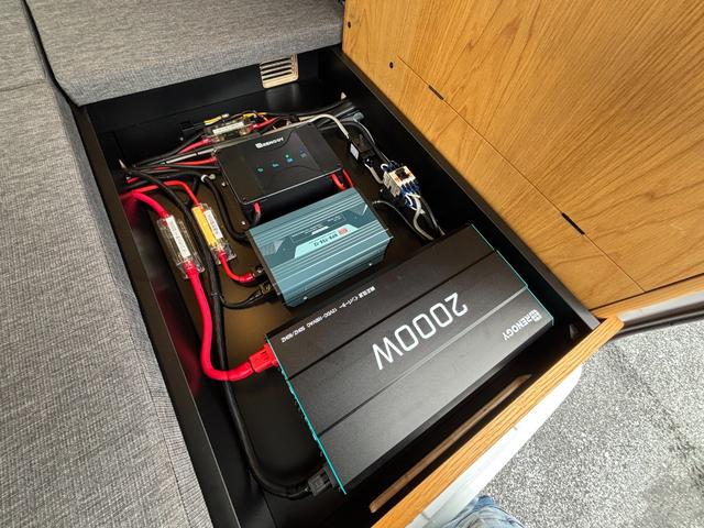 アトレー ＲＳ　ルートシックス　コンフィ１　断熱　１２Ｖクーラー　ＦＦヒーター　インバーター２０００Ｗ　ソーラー　リチウム２００Ａｈ　アクリル窓　リア強化ショック　ハードカーゴキャリア　４ＷＤ（12枚目）