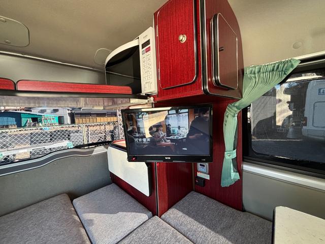 スクラム ＰＣスペシャル　キャンピング　リンエイ　マイクロバカンチェス　２人旅　ＦＦヒーター　ソーラー　ツインサブ　インバーター２０００Ｗ　冷蔵庫　ヒッチキャリア　リフトアップ（12枚目）