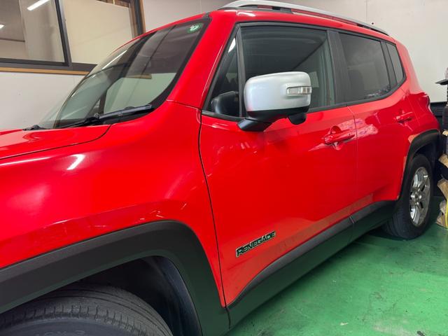 ジープ・レネゲード リミテッド　黒革パワーシート＆ヒーター　ハンドルヒーター　前後ドラレコ　レーンキープ　ブラインドスポット　シートヒーター　バックカメラ　ＥＴＣ　リアパークセンサー（4枚目）