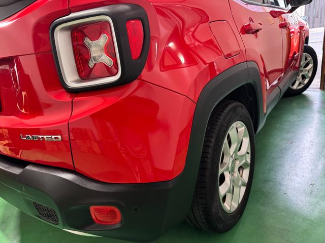 ジープ・レネゲード リミテッド　黒革パワーシート＆ヒーター　ハンドルヒーター　前後ドラレコ　レーンキープ　ブラインドスポット　シートヒーター　バックカメラ　ＥＴＣ　リアパークセンサー（11枚目）