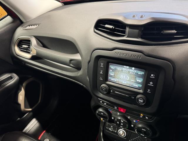 ジープ・レネゲード リミテッド　黒革パワーシート＆ヒーター　ハンドルヒーター　前後ドラレコ　レーンキープ　ブラインドスポット　シートヒーター　バックカメラ　ＥＴＣ　リアパークセンサー（28枚目）