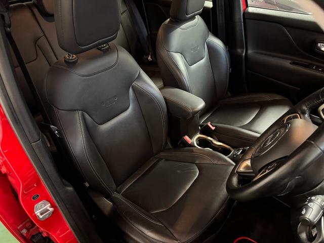 ジープ・レネゲード リミテッド　黒革パワーシート＆ヒーター　ハンドルヒーター　前後ドラレコ　レーンキープ　ブラインドスポット　シートヒーター　バックカメラ　ＥＴＣ　リアパークセンサー（31枚目）