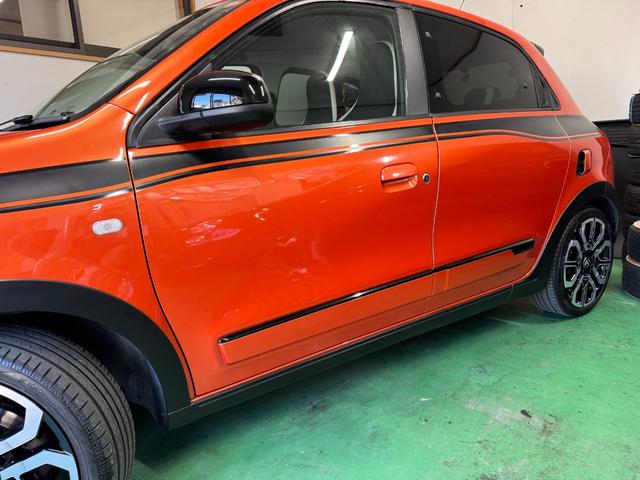 トゥインゴ ＧＴ　５ＭＴ　２ＤＩＮナビ＆地デジ＆Ｂカメ　前後ドラレコ　専用デザインシート　１７ＡＷ　サイドストライプ　オーバーフェンダー　リアパークセンサ　スペアキー　保証書　記録簿（4枚目）