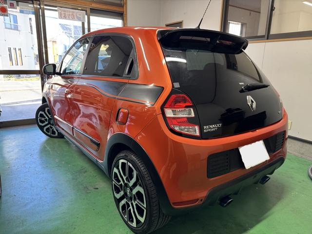 トゥインゴ ＧＴ　５ＭＴ　２ＤＩＮナビ＆地デジ＆Ｂカメ　前後ドラレコ　専用デザインシート　１７ＡＷ　サイドストライプ　オーバーフェンダー　リアパークセンサ　スペアキー　保証書　記録簿（8枚目）