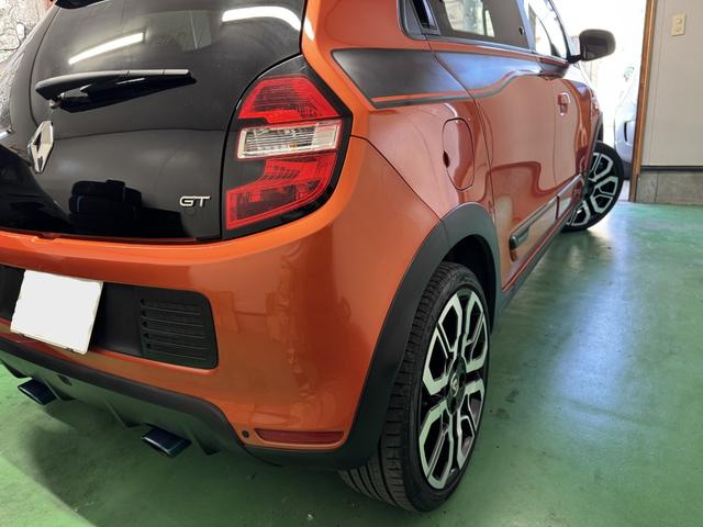 トゥインゴ ＧＴ　５ＭＴ　２ＤＩＮナビ＆地デジ＆Ｂカメ　前後ドラレコ　専用デザインシート　１７ＡＷ　サイドストライプ　オーバーフェンダー　リアパークセンサ　スペアキー　保証書　記録簿（11枚目）