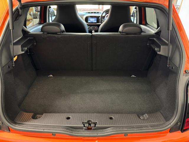 トゥインゴ ＧＴ　５ＭＴ　２ＤＩＮナビ＆地デジ＆Ｂカメ　前後ドラレコ　専用デザインシート　１７ＡＷ　サイドストライプ　オーバーフェンダー　リアパークセンサ　スペアキー　保証書　記録簿（20枚目）