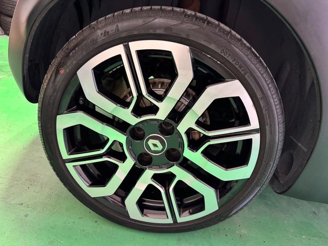 トゥインゴ ＧＴ　５ＭＴ　２ＤＩＮナビ＆地デジ＆Ｂカメ　前後ドラレコ　専用デザインシート　１７ＡＷ　サイドストライプ　オーバーフェンダー　リアパークセンサ　スペアキー　保証書　記録簿（22枚目）