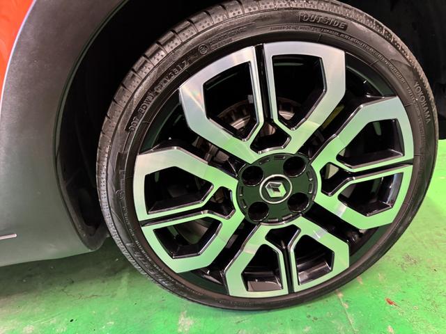 トゥインゴ ＧＴ　５ＭＴ　２ＤＩＮナビ＆地デジ＆Ｂカメ　前後ドラレコ　専用デザインシート　１７ＡＷ　サイドストライプ　オーバーフェンダー　リアパークセンサ　スペアキー　保証書　記録簿（24枚目）