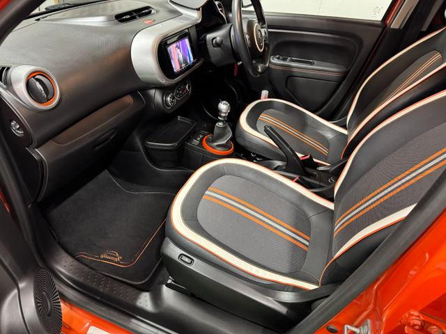 トゥインゴ ＧＴ　５ＭＴ　２ＤＩＮナビ＆地デジ＆Ｂカメ　前後ドラレコ　専用デザインシート　１７ＡＷ　サイドストライプ　オーバーフェンダー　リアパークセンサ　スペアキー　保証書　記録簿（27枚目）