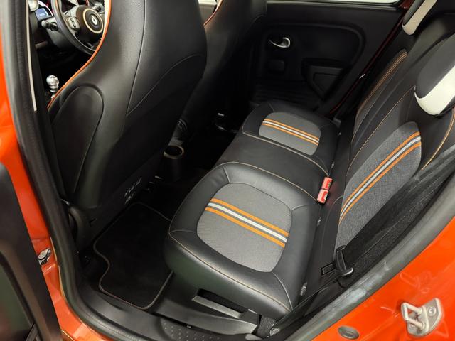 トゥインゴ ＧＴ　５ＭＴ　２ＤＩＮナビ＆地デジ＆Ｂカメ　前後ドラレコ　専用デザインシート　１７ＡＷ　サイドストライプ　オーバーフェンダー　リアパークセンサ　スペアキー　保証書　記録簿（28枚目）