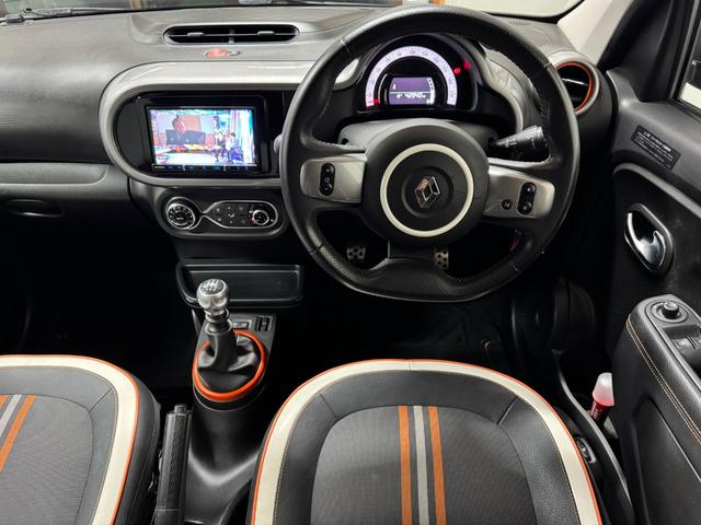 トゥインゴ ＧＴ　５ＭＴ　２ＤＩＮナビ＆地デジ＆Ｂカメ　前後ドラレコ　専用デザインシート　１７ＡＷ　サイドストライプ　オーバーフェンダー　リアパークセンサ　スペアキー　保証書　記録簿（29枚目）