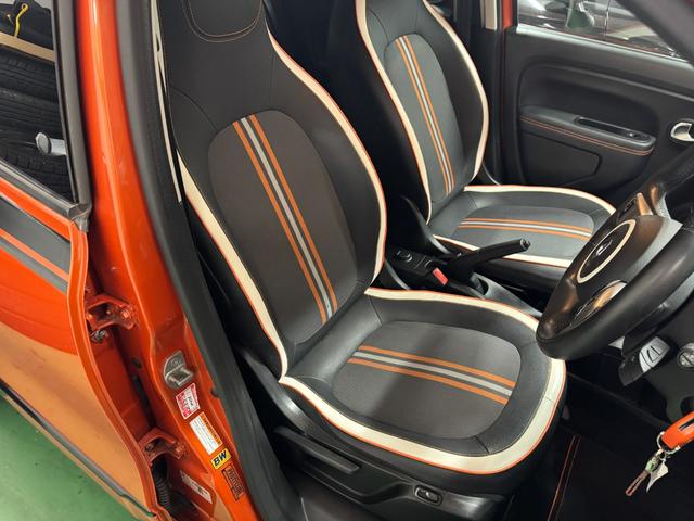 トゥインゴ ＧＴ　５ＭＴ　２ＤＩＮナビ＆地デジ＆Ｂカメ　前後ドラレコ　専用デザインシート　１７ＡＷ　サイドストライプ　オーバーフェンダー　リアパークセンサ　スペアキー　保証書　記録簿（33枚目）