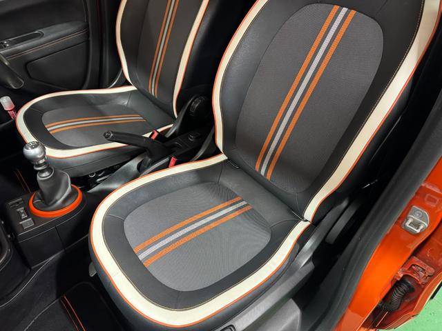 トゥインゴ ＧＴ　５ＭＴ　２ＤＩＮナビ＆地デジ＆Ｂカメ　前後ドラレコ　専用デザインシート　１７ＡＷ　サイドストライプ　オーバーフェンダー　リアパークセンサ　スペアキー　保証書　記録簿（36枚目）