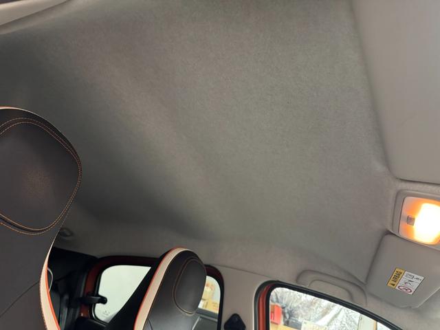 トゥインゴ ＧＴ　５ＭＴ　２ＤＩＮナビ＆地デジ＆Ｂカメ　前後ドラレコ　専用デザインシート　１７ＡＷ　サイドストライプ　オーバーフェンダー　リアパークセンサ　スペアキー　保証書　記録簿（38枚目）