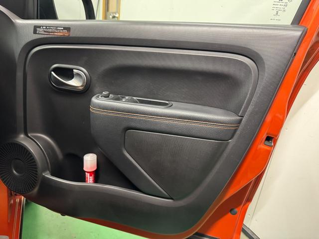 トゥインゴ ＧＴ　５ＭＴ　２ＤＩＮナビ＆地デジ＆Ｂカメ　前後ドラレコ　専用デザインシート　１７ＡＷ　サイドストライプ　オーバーフェンダー　リアパークセンサ　スペアキー　保証書　記録簿（39枚目）