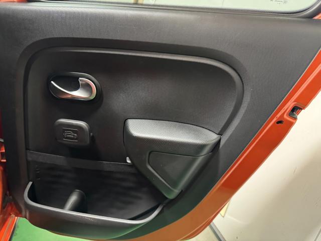 トゥインゴ ＧＴ　５ＭＴ　２ＤＩＮナビ＆地デジ＆Ｂカメ　前後ドラレコ　専用デザインシート　１７ＡＷ　サイドストライプ　オーバーフェンダー　リアパークセンサ　スペアキー　保証書　記録簿（40枚目）