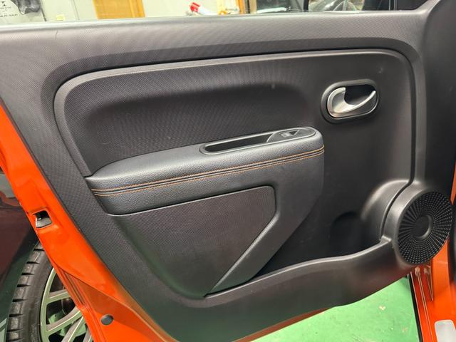 トゥインゴ ＧＴ　５ＭＴ　２ＤＩＮナビ＆地デジ＆Ｂカメ　前後ドラレコ　専用デザインシート　１７ＡＷ　サイドストライプ　オーバーフェンダー　リアパークセンサ　スペアキー　保証書　記録簿（41枚目）