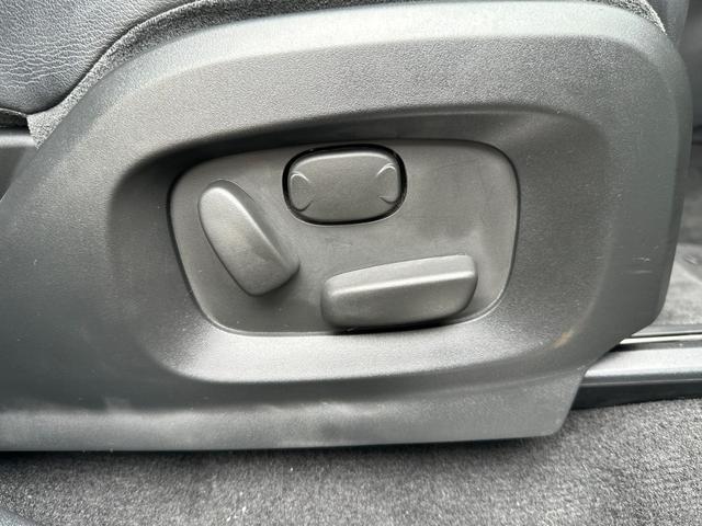 レンジローバーイヴォーク プレステージ　純正ナビ　ガラスルーフ　レザーシート　Ｆ・Ｓ・Ｒカメラ　ＥＴＣ　クルーズコントロール　ＨＩＤヘッドライト　ＭＥＲＩＤＩＡＭスピーカー　障害物センサー　パワーバックドア　シートヒーター　スマートキー（27枚目）