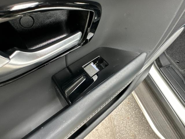 レンジローバーイヴォーク プレステージ　純正ナビ　ガラスルーフ　レザーシート　Ｆ・Ｓ・Ｒカメラ　ＥＴＣ　クルーズコントロール　ＨＩＤヘッドライト　ＭＥＲＩＤＩＡＭスピーカー　障害物センサー　パワーバックドア　シートヒーター　スマートキー（59枚目）