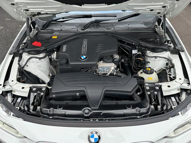 ３シリーズ ３２０ｉ　スポーツ　サンルーフ　純正ナビ　Ｂカメラ　ＥＴＣ　クルコン　ＨＩＤヘッドライト　社外サスペンション　フロントスポイラー　スマートキー　スペアキー　障害物センサー　レーダー探知機　パワーシート（4枚目）