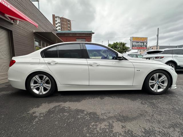 ３シリーズ ３２０ｉ　スポーツ　サンルーフ　純正ナビ　Ｂカメラ　ＥＴＣ　クルコン　ＨＩＤヘッドライト　社外サスペンション　フロントスポイラー　スマートキー　スペアキー　障害物センサー　レーダー探知機　パワーシート（6枚目）