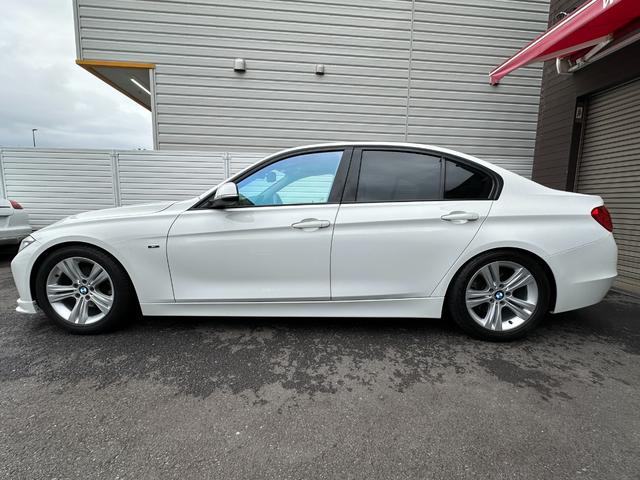 ３シリーズ ３２０ｉ　スポーツ　サンルーフ　純正ナビ　Ｂカメラ　ＥＴＣ　クルコン　ＨＩＤヘッドライト　社外サスペンション　フロントスポイラー　スマートキー　スペアキー　障害物センサー　レーダー探知機　パワーシート（9枚目）