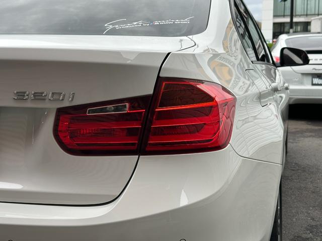 ３シリーズ ３２０ｉ　スポーツ　サンルーフ　純正ナビ　Ｂカメラ　ＥＴＣ　クルコン　ＨＩＤヘッドライト　社外サスペンション　フロントスポイラー　スマートキー　スペアキー　障害物センサー　レーダー探知機　パワーシート（20枚目）