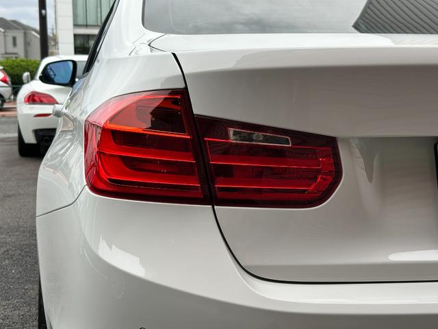 ３シリーズ ３２０ｉ　スポーツ　サンルーフ　純正ナビ　Ｂカメラ　ＥＴＣ　クルコン　ＨＩＤヘッドライト　社外サスペンション　フロントスポイラー　スマートキー　スペアキー　障害物センサー　レーダー探知機　パワーシート（21枚目）
