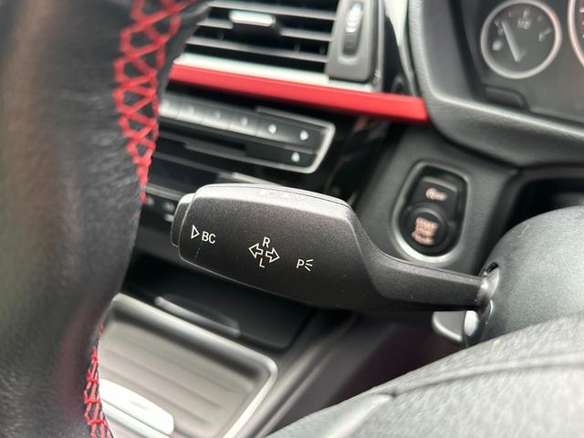 ３シリーズ ３２０ｉ　スポーツ　サンルーフ　純正ナビ　Ｂカメラ　ＥＴＣ　クルコン　ＨＩＤヘッドライト　社外サスペンション　フロントスポイラー　スマートキー　スペアキー　障害物センサー　レーダー探知機　パワーシート（34枚目）
