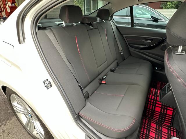 ３シリーズ ３２０ｉ　スポーツ　サンルーフ　純正ナビ　Ｂカメラ　ＥＴＣ　クルコン　ＨＩＤヘッドライト　社外サスペンション　フロントスポイラー　スマートキー　スペアキー　障害物センサー　レーダー探知機　パワーシート（54枚目）