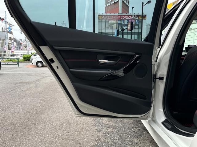 ３シリーズ ３２０ｉ　スポーツ　サンルーフ　純正ナビ　Ｂカメラ　ＥＴＣ　クルコン　ＨＩＤヘッドライト　社外サスペンション　フロントスポイラー　スマートキー　スペアキー　障害物センサー　レーダー探知機　パワーシート（55枚目）