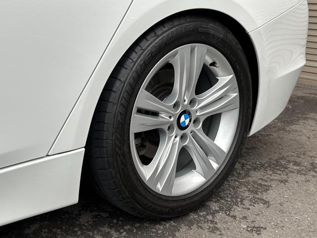 ３シリーズ ３２０ｉ　スポーツ　サンルーフ　純正ナビ　Ｂカメラ　ＥＴＣ　クルコン　ＨＩＤヘッドライト　社外サスペンション　フロントスポイラー　スマートキー　スペアキー　障害物センサー　レーダー探知機　パワーシート（68枚目）