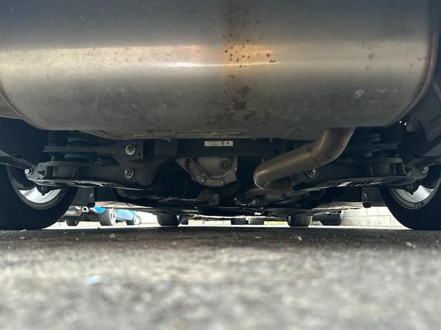 ３シリーズ ３２０ｉ　スポーツ　サンルーフ　純正ナビ　Ｂカメラ　ＥＴＣ　クルコン　ＨＩＤヘッドライト　社外サスペンション　フロントスポイラー　スマートキー　スペアキー　障害物センサー　レーダー探知機　パワーシート（72枚目）