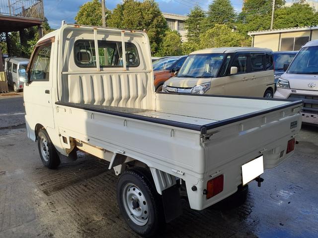 ハイゼットトラック エアコン・パワステ　スペシャル　３方開　パワーステアリング　エアコン　純正ラジオ　ドアバイザー　荷台マット　社外キーレス　スペアキー２本　取説　メンテナンスノート（4枚目）