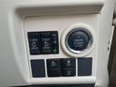 ボタン1つでエンジン始動!プッシュスタート機能がついています。更にカギを持っていればドアのロック開閉が出来るキーフリーシステムも付いています。1度使うとやめられない便利な機能ですよ。