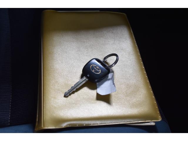 マークIIブリット ２．５ｉＲ－Ｓ　Ｆｏｕｒ　車検整備付き　４ＷＤ　ＨＩＤ　キーレス　記録簿　電格ミラー　ミラーヒーター　革巻きハンドル　ートエアコン　ツイーター　純正オーディオ（18枚目）