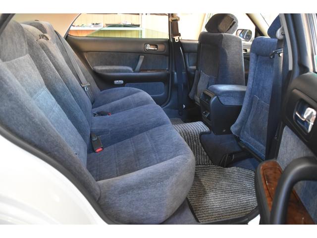 グロリア グランツーリスモＳ　車検令和９年７月２３日　キーレス　ＥＴＣ　後期型　フォグＨＩＤ　社外マフラー　車高調　社外１８ＡＷ　フルスモーク　ウッドコンビハンドル　ＵＳＢ（14枚目）