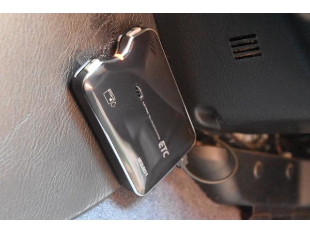 グロリア グランツーリスモＳ　車検令和９年７月２３日　キーレス　ＥＴＣ　後期型　フォグＨＩＤ　社外マフラー　車高調　社外１８ＡＷ　フルスモーク　ウッドコンビハンドル　ＵＳＢ（16枚目）