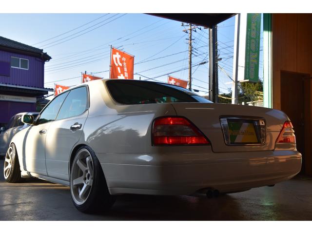 グロリア グランツーリスモＳ　車検令和９年７月２３日　キーレス　ＥＴＣ　後期型　フォグＨＩＤ　社外マフラー　車高調　社外１８ＡＷ　フルスモーク　ウッドコンビハンドル　ＵＳＢ（23枚目）