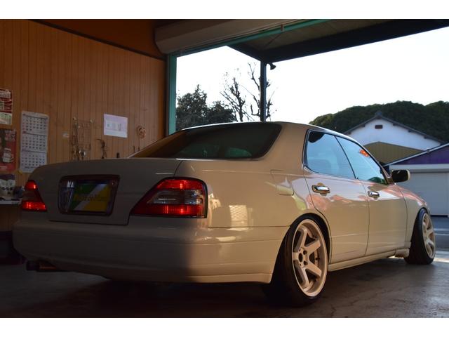 グロリア グランツーリスモＳ　車検令和９年７月２３日　キーレス　ＥＴＣ　後期型　フォグＨＩＤ　社外マフラー　車高調　社外１８ＡＷ　フルスモーク　ウッドコンビハンドル　ＵＳＢ（24枚目）