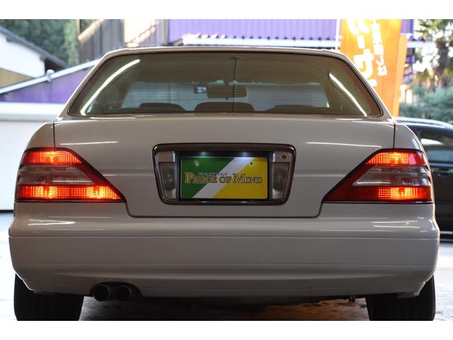 グロリア グランツーリスモＳ　車検令和９年７月２３日　キーレス　ＥＴＣ　後期型　フォグＨＩＤ　社外マフラー　車高調　社外１８ＡＷ　フルスモーク　ウッドコンビハンドル　ＵＳＢ（25枚目）