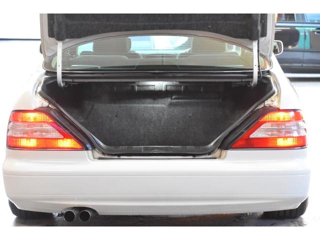 グロリア グランツーリスモＳ　車検令和９年７月２３日　キーレス　ＥＴＣ　後期型　フォグＨＩＤ　社外マフラー　車高調　社外１８ＡＷ　フルスモーク　ウッドコンビハンドル　ＵＳＢ（26枚目）