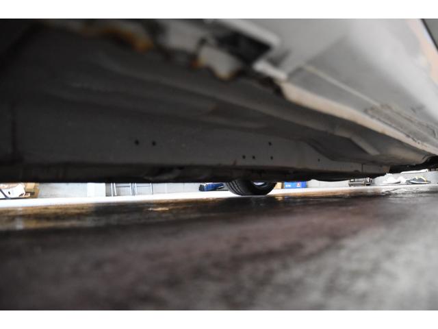 グロリア グランツーリスモＳ　車検令和９年７月２３日　キーレス　ＥＴＣ　後期型　フォグＨＩＤ　社外マフラー　車高調　社外１８ＡＷ　フルスモーク　ウッドコンビハンドル　ＵＳＢ（37枚目）