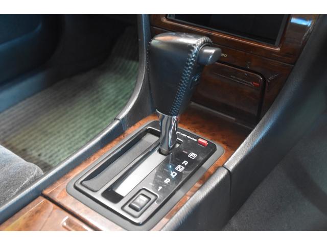 グロリア グランツーリスモＳ　車検令和９年７月２３日　キーレス　ＥＴＣ　後期型　フォグＨＩＤ　社外マフラー　車高調　社外１８ＡＷ　フルスモーク　ウッドコンビハンドル　ＵＳＢ（44枚目）