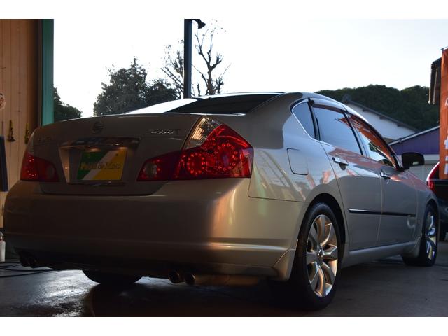 フーガ ４５０ＧＴ　車検整備付き　ＨＩＤ　スマキー２　ＥＴＣ　４５００ｃｃ　黒本革シート　純正１８ＡＷ　純ナビ　サイド　バックカメラ　タイチェン　革巻きハンドル（24枚目）