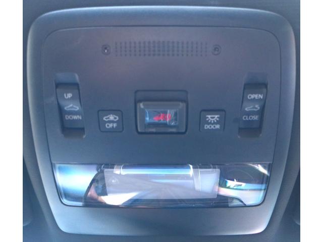 クラウンハイブリッド Ｇ－エグゼクティブ　Ｆｏｕｒ　マイコン制御チルト＆スライド電動ムーンルーフ　パーキングサポートブレーキ（後方歩行者）／リヤカメラディテクション　パノラミックビューモニター＆インテリジェントパーキングアシスト２（巻き込み警報機能付）（17枚目）