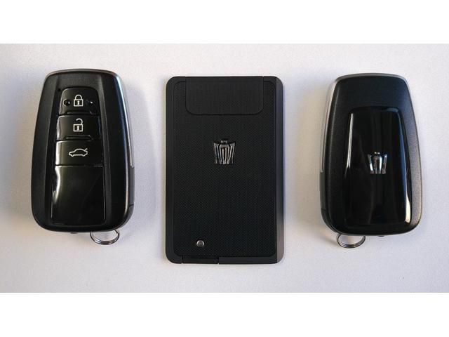 クラウンハイブリッド Ｇ－エグゼクティブ　Ｆｏｕｒ　マイコン制御チルト＆スライド電動ムーンルーフ　パーキングサポートブレーキ（後方歩行者）／リヤカメラディテクション　パノラミックビューモニター＆インテリジェントパーキングアシスト２（巻き込み警報機能付）（33枚目）