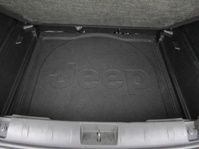 ジープ・レネゲード リミテッド　後期型　本革シート　パワーシート　シートヒーター　純正メモリナビ　フルセグＴＶ　Ｂｌｕｅｔｏｏｔｈ　純正ドライブレコーダー　ＥＴＣ２．０　純正ＬＥＤヘッドライト　オートライト　ステアリングヒーター（17枚目）