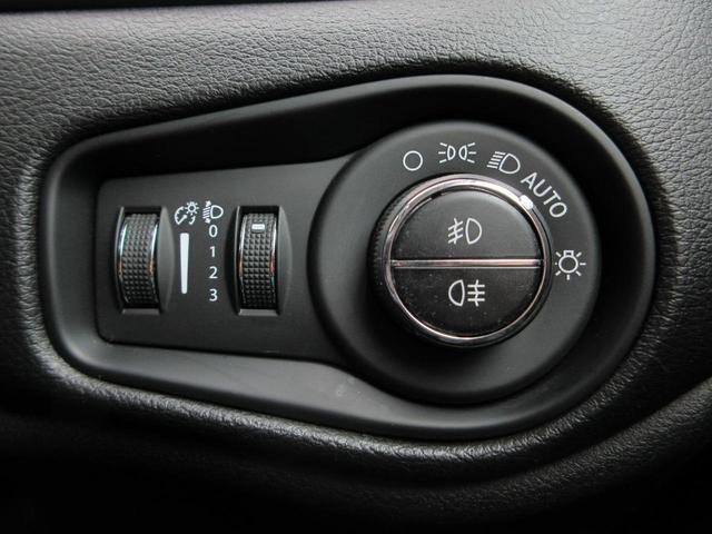 ジープ・レネゲード リミテッド　後期型　本革シート　パワーシート　シートヒーター　純正メモリナビ　フルセグＴＶ　Ｂｌｕｅｔｏｏｔｈ　純正ドライブレコーダー　ＥＴＣ２．０　純正ＬＥＤヘッドライト　オートライト　ステアリングヒーター（30枚目）